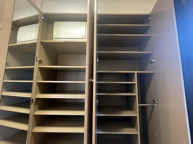 DeLCCS Shinagawa 801: Built-in storage with shelves