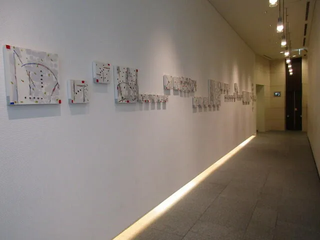 Nibancho Terrace 1015: Shared corridor with wall art