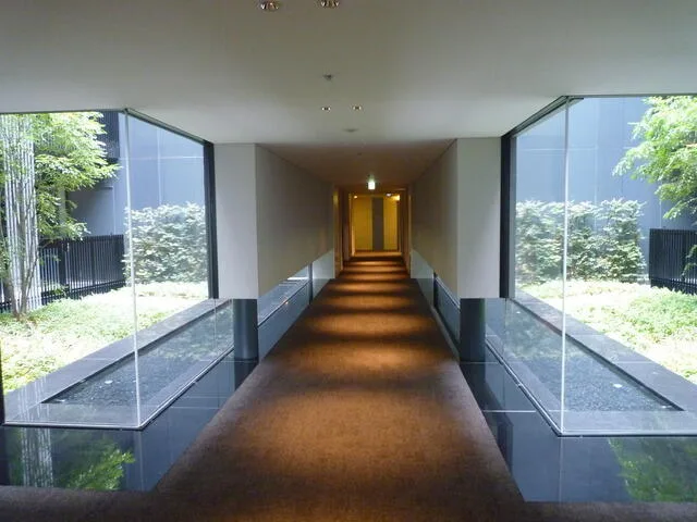 Nibancho Terrace 1015: Shared corridor facing the courtyard