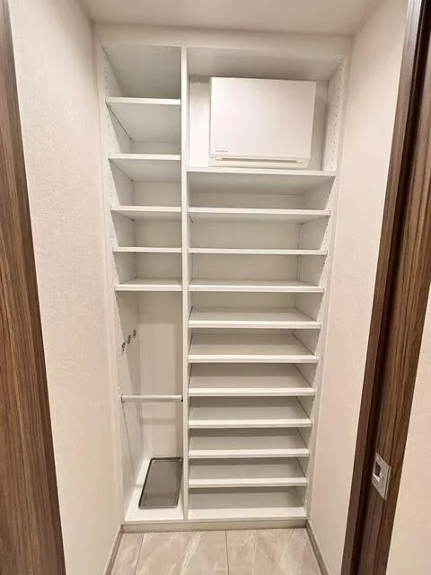 Park City Nakano The Tower Airs 20th floor: Shoe closet