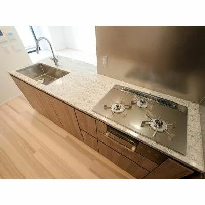 The Parkhouse Grand Kamiyamacho 314: Kitchen with stone countertop and gas hob